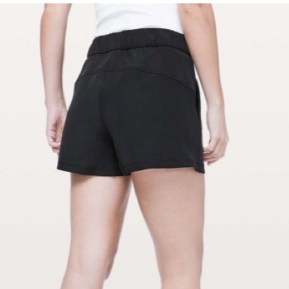 Lululemon On The Fly Short Woven 2,5’ Black Size 6 - Picture 2 of 6